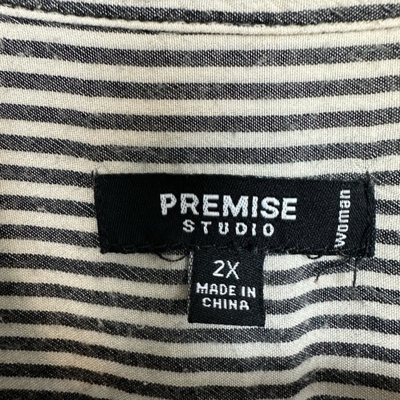 Premise Studio Gray White Stripe Sharkbite Hem Top 2X - Picture 12 of 14